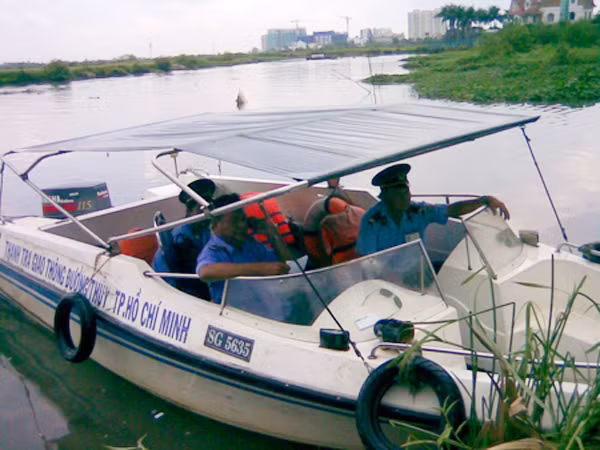 Lật xuồng, bốn người chết