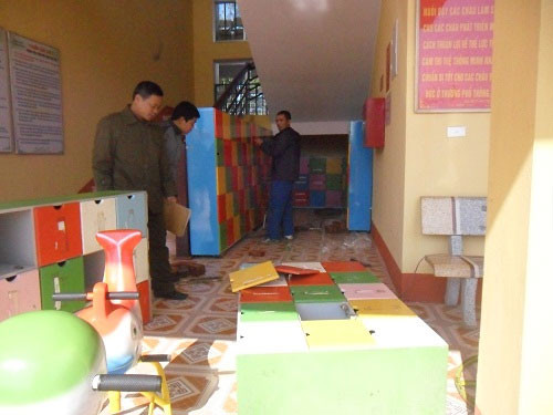 Bé 3 tuổi bị tủ đồ trường mầm non đè chết