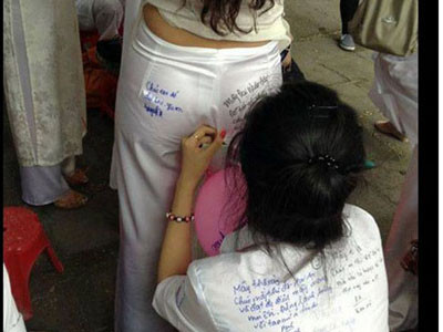 Viết lưu bút chia tay lên... mông quần bạn gái