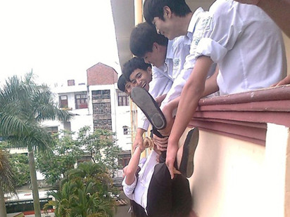 ‘Thót tim’ bức ảnh thả bạn gái ra ngoài ban công