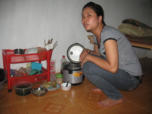 Dù mang bầu nhưng Ngọc Yên vẫn chỉ dám ăn cơm với rau và khoai vì cuối tháng hết tiền