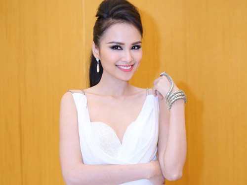 Diễm Hương váy áo sexy, 'lấn át' dàn mỹ nhân