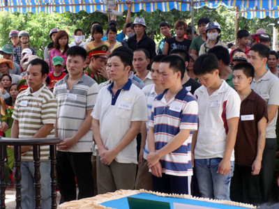 Cưa một cây gõ đỏ, 14 người lĩnh án