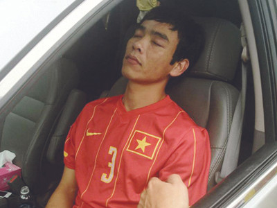 Cách chức HLV phó, tước băng đội trưởng của Huy Hoàng