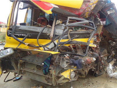 Xe khách tông xe tải đậu ven đường, một người chết