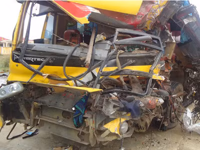 Xe khách tông xe tải đậu ven đường, một người chết