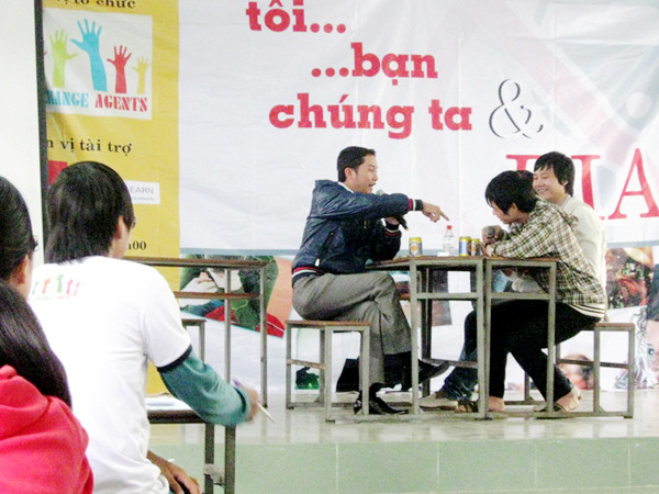 Bạn trẻ tại lớp học uống... rượu bia. Ảnh: H.V