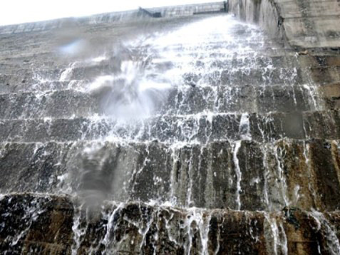 Cận cảnh điểm rò rỉ trên đập thủy điện Sông Tranh 2