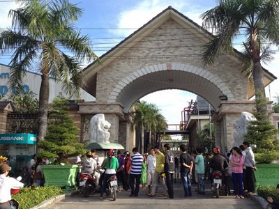 Công nhân nghỉ việc đòi tăng lương, tập trung trước cổng Cty Bình An sáng 15-12 Anh: Sáu Nghê