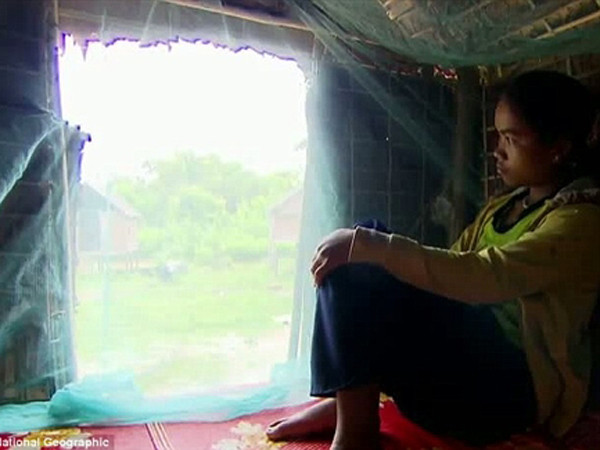 Cha mẹ dựng lều cho con gái làm ‘chuyện ấy’