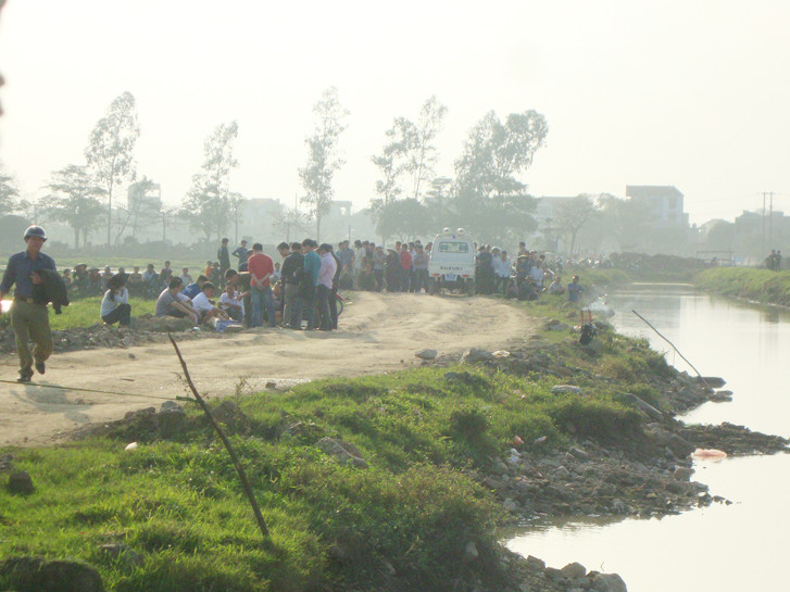 Đông đảo người dân hiếu kỳ đến xem sự việc