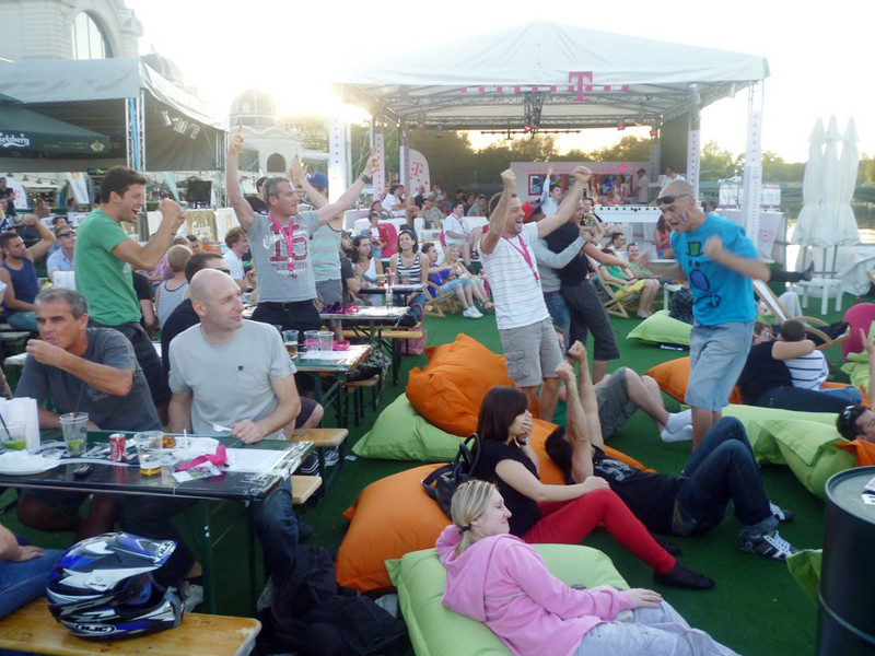 Xem Euro giữa mùa hạ Đông Âu