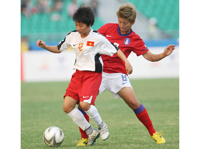Bóng đá nữ lại thua em, kém chị