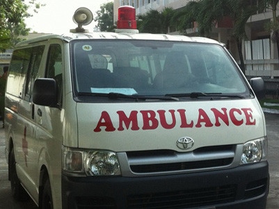 Xe cứu thương ...'đi họp' và chở bàn ghế