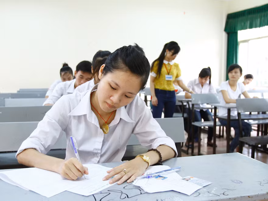 Đề thi Ngữ văn bất ngờ, Hóa học vừa sức