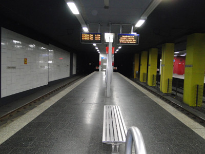 Một ga giờ thấp điểm không một bóng người