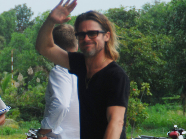 Brad Pitt rời Côn Đảo đi Hàn Quốc một mình