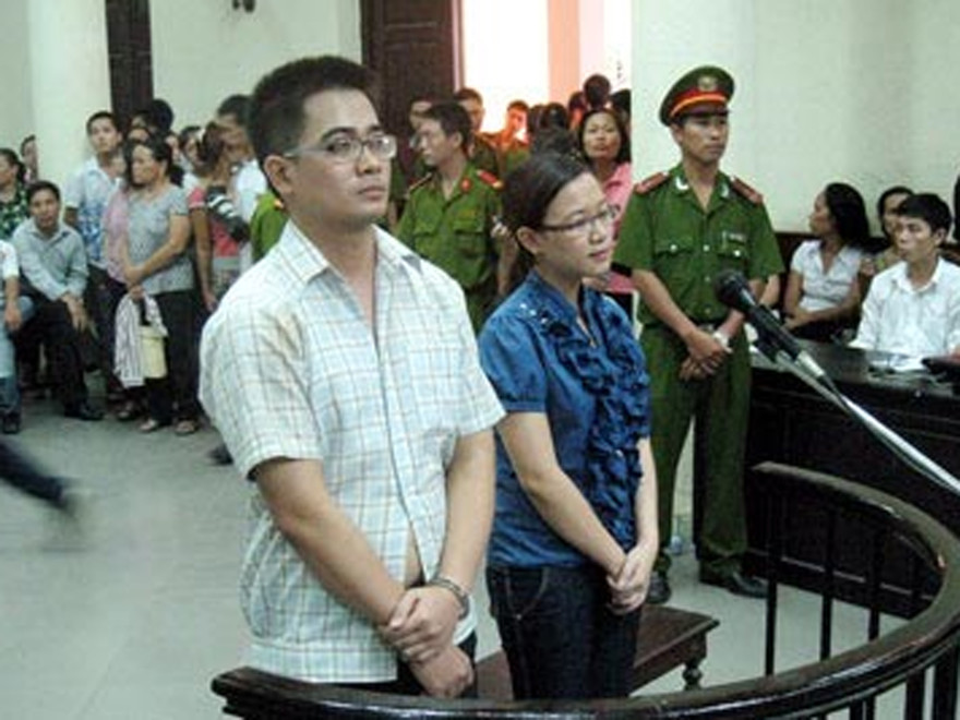 Bị cáo Nghĩa tỏ ra hối lỗi khi đứng trước vành móng ngựa. Ảnh: Trang Dũng (CAND)