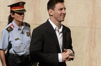 Messi bảnh bao đến tòa làm chứng vụ trốn thuế