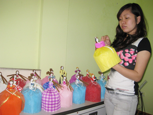 Thùy Dương giới thiệu sản phẩm của mình. Ảnh: Lưu Trinh