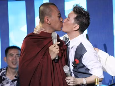 Sau nụ hôn đồng tính, hai nhân vật chính nay đang đổ lỗi và chê bai nhau