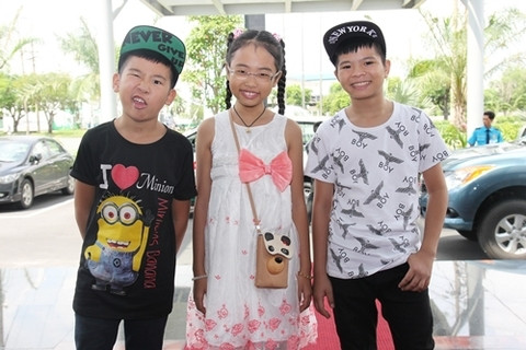 'Nhói lòng khi ca sĩ nhí hát để kiếm tiền xây nhà cho mẹ'