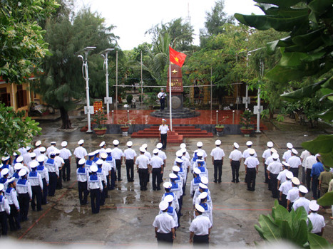 Chào cờ giữa sóng biển Trường Sa