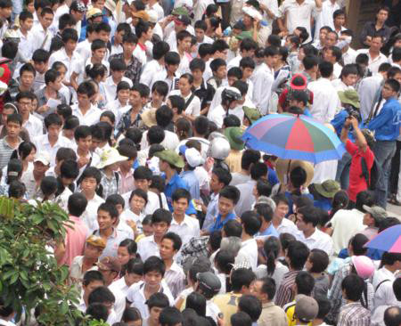 Thí sinh rời trường thi, nhiều nơi ùn tắc cục bộ