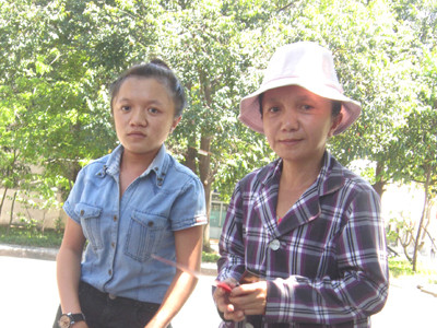Hai mẹ con xương thủy tinh đi thi