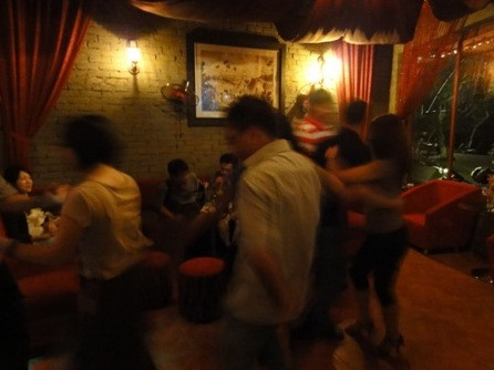 Kiều nữ lên bar săn 'gà' Tây