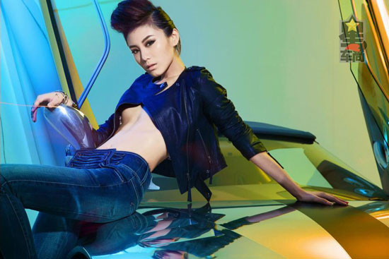 Mỹ nữ diện áo 'hờ hững' bên xế hộp