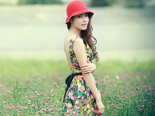 Bảo Trúc lưng trần gợi cảm giữa đồng hoa Đà Lạt