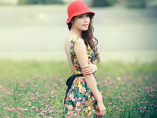 Bảo Trúc lưng trần gợi cảm giữa đồng hoa Đà Lạt