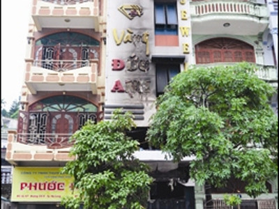 Bố ôm con nhảy từ tầng 3 xuống đất