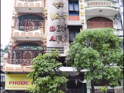 Bố ôm con nhảy từ tầng 3 xuống đất