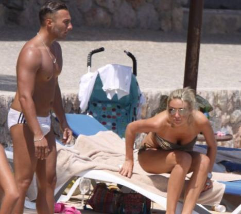 Vợ Gerrard đắm đuối “trai lạ”