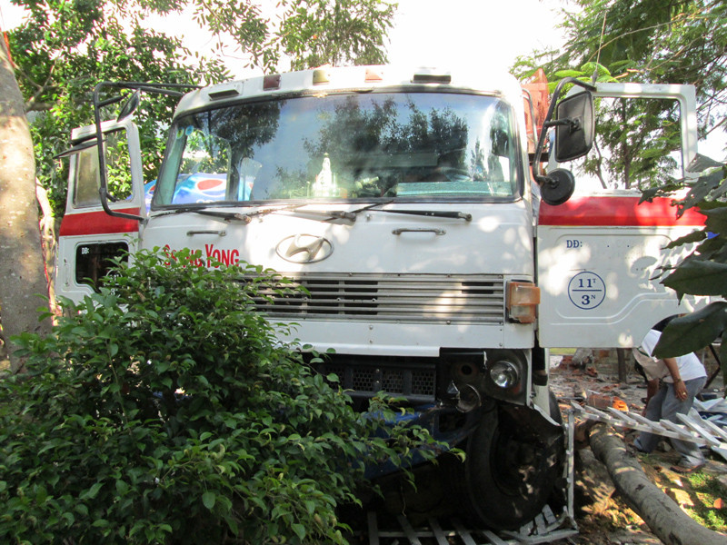 Chạy quá tốc độ, xe tải đâm vào Resort