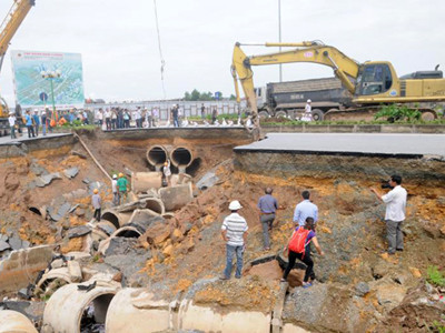 Khắc phục 'hố tử thần khổng lồ' ở Hà Nội