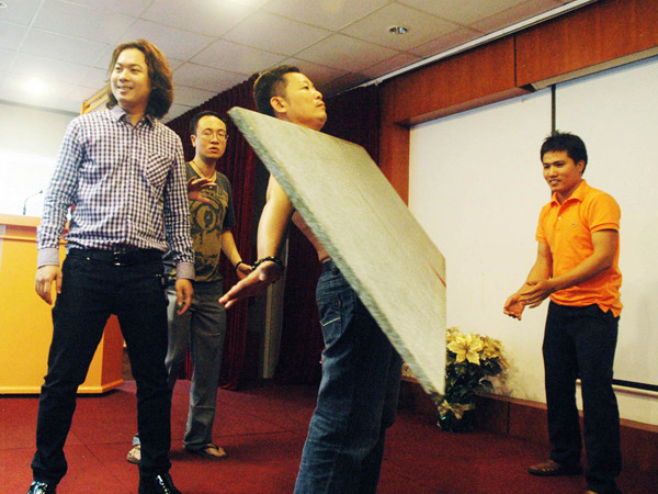 Trình diễn khả năng hút đá bằng cảm xạ. Ảnh: T.N.A