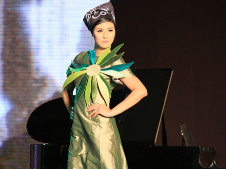 Ngắm Hoa hậu Ngọc Hân rạng ngời trên sàn catwalk