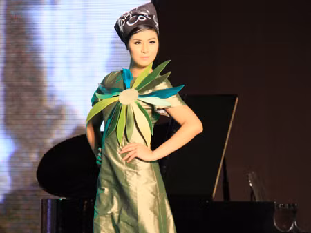 Ngắm Hoa hậu Ngọc Hân rạng ngời trên sàn catwalk