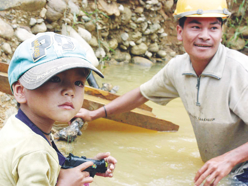 Hồ Văn Phin, con của anh Hồ Văn Phín liệu có trở thành công dân tương lai của bãi vàng
