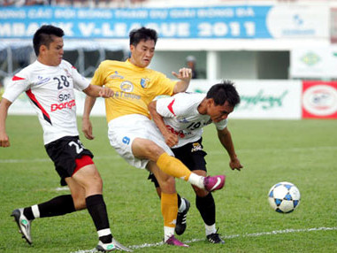 Công Vinh lập công đưa Hà Nội T&T lên ngôi nhì