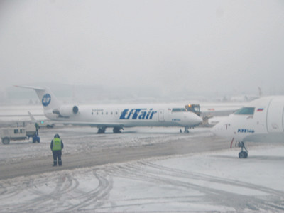Sân bay Vnukovo chìm trong băng tuyết