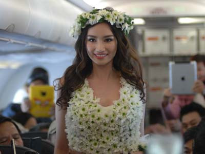 Múa bikini bốc lửa trên máy bay VietJetAir