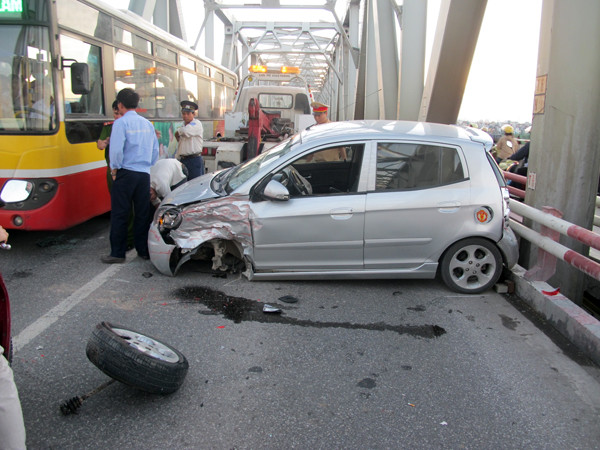 Chiếc ô tô rơi bánh trước tại cầu Chương Dương