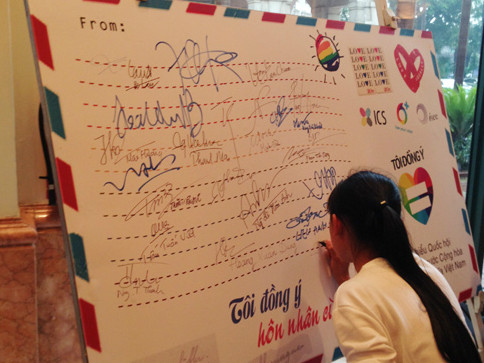 Hơn 3.000 người ký tên ủng hộ hôn nhân đồng giới