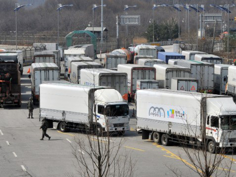 Xe Hàn Quốc nối đuôi nằm chờ ở biên giới liên Triều