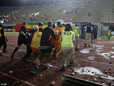 Bạo loạn sân cỏ, dàn sao Ngoại hạng thoát hiểm