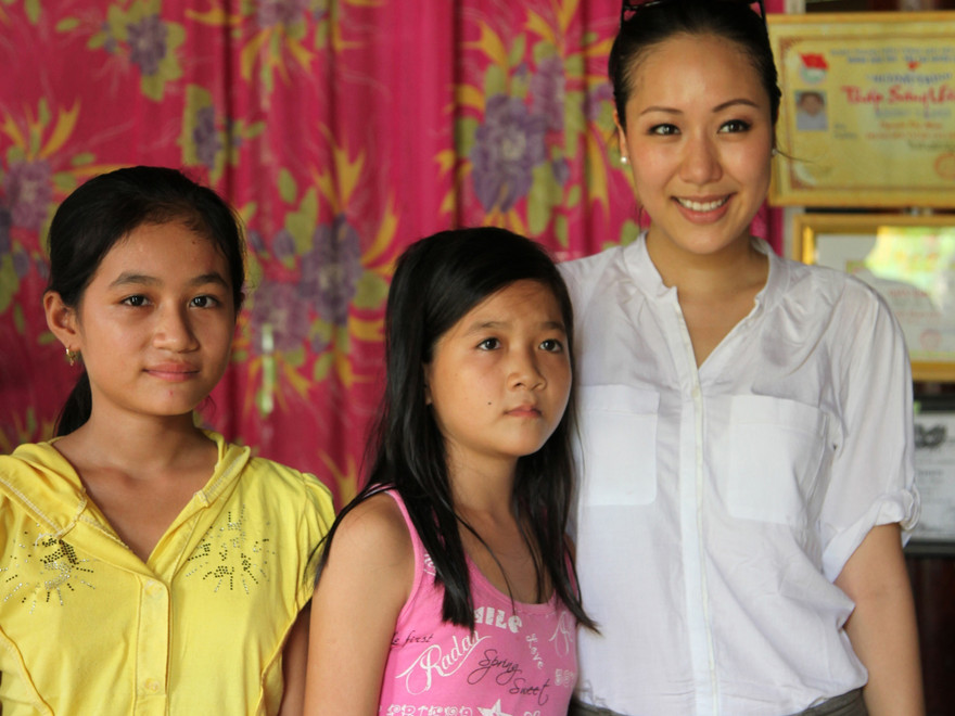 Ngô Phương Lan trao học bổng cho trẻ em nghèo